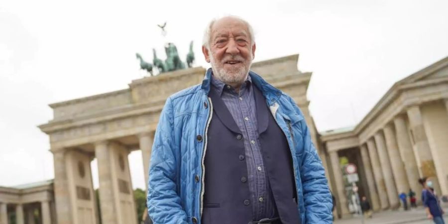 Noch 100 Tage bis zur Party - Dieter Hallervorden vor dem Brandenburger Tor. Foto: Jörg Carstensen/dpa