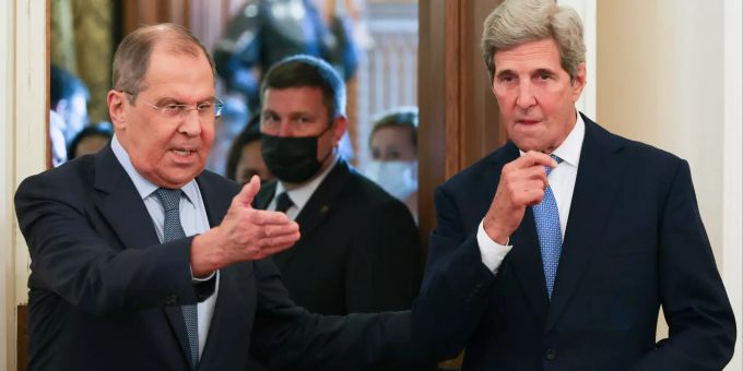 Der russische Aussenminister Sergej Lawrow (L) begrüsst den US-Klimabeauftragten John Kerry während ihres Treffens in Moskau, Russland, 12. Juli 2021. ussian Foreign Minister Sergei Lavrov meets with US climate envoy John Kerry in Moscow
