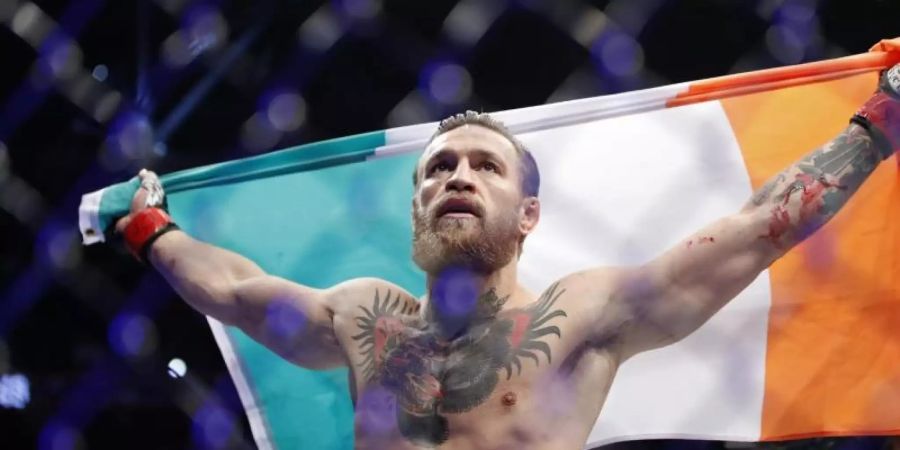 Conor McGregor feiert in Las Vegas seinen Sieg über Donald Cerrone (2020). Foto: John Locher/AP/dpa