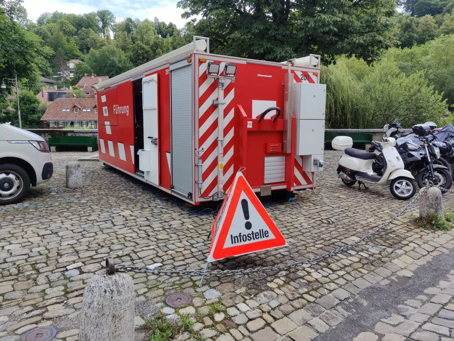 Die Feuerwehr ist mit mobilen Einsatzzentralen am Ufer präsent und informiert Anwohner und Bevölkerung.