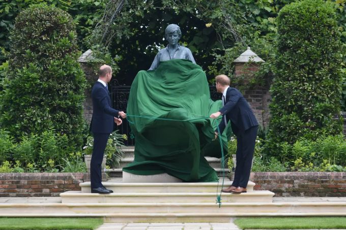 Prinz William und Prinz Harry enthüllen die Statue von Diana. Diana's 60th birthday
