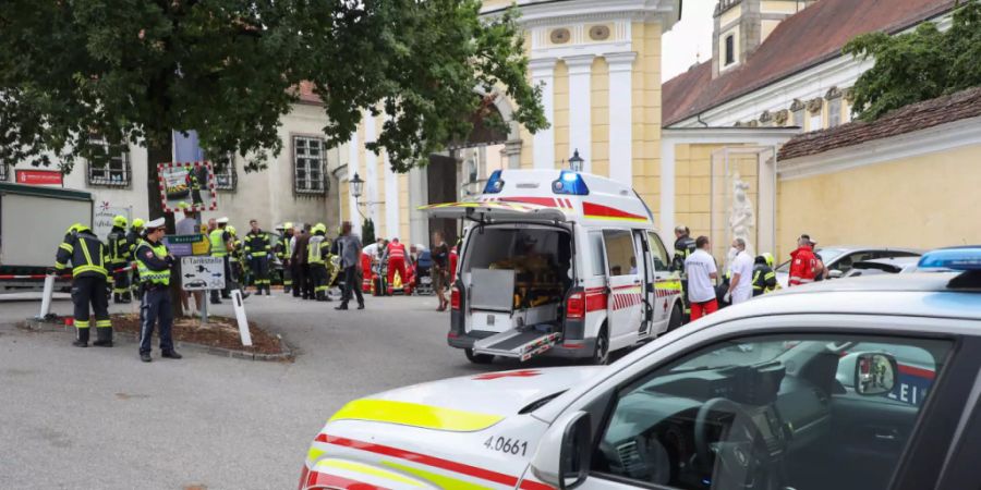HANDOUT - Rettungskräfte arbeiten an der Unfallstelle auf dem Wochenmarkt in St. Florian. Foto: Matthias Lauber/ Laumat.At/APA/dpa - ACHTUNG: Nur zur redaktionellen Verwendung im Zusammenhang mit der aktuellen Berichterstattung und nur mit vollständiger Nennung des vorstehenden Credits