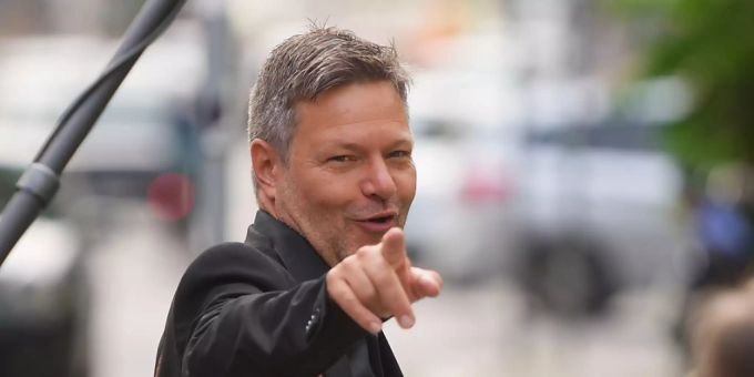 Der Bundesvorsitzende der Grünen Robert Habeck kommt zur Sitzung des Vorstands von Bündnis 90/Die Grünen am Tag nach der Bundestagswahl. Foto: Kay Nietfeld/dpa Der Bundesvorsitzende der Grünen Robert Habeck kommt zur Sitzung des Vorstands von Bündnis 90/Die Grünen am Tag nach der Bundestagswahl. Foto: Kay Nietfeld/dpa