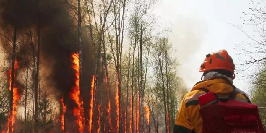 Kampf gegen einen Flächenbrand in Jakutien. Foto: Aerial Forest Protection Service via Sputnik/dpa