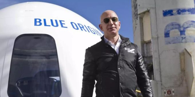 Der Milliardär Jeff Bezos steht vor einer Weltraumkapsel auf dem Space Symposium in Colorado Springs. Foto: Chuck Bigger/Space Symposium via ZUMA Wire/dpa spacex nasa Jeff Bezos