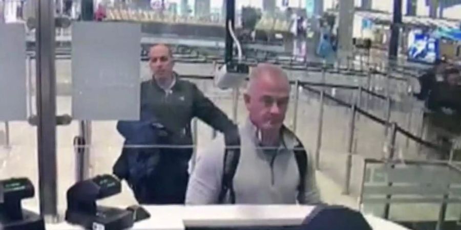 Michael Taylor (M) 2019 bei der Passkontrolle am Flughafen Istanbul (Bild aus dem Video einer Sicherheitskamera). Foto: Uncredited/DHA/AP/dpa