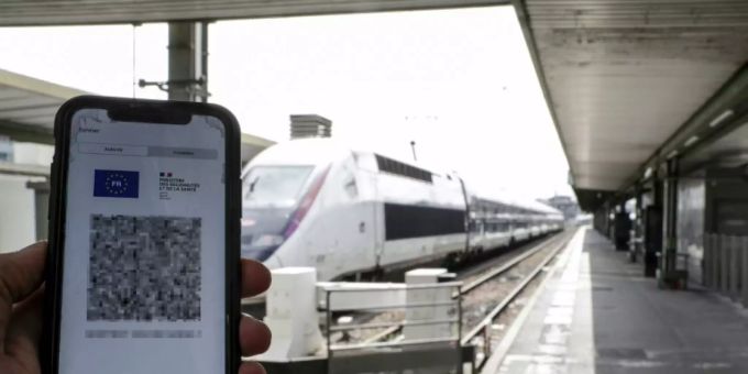 Ein Bahn-Passagier in Frankreich zeigt seinen Gesundheitspass. Gesundheitspass
