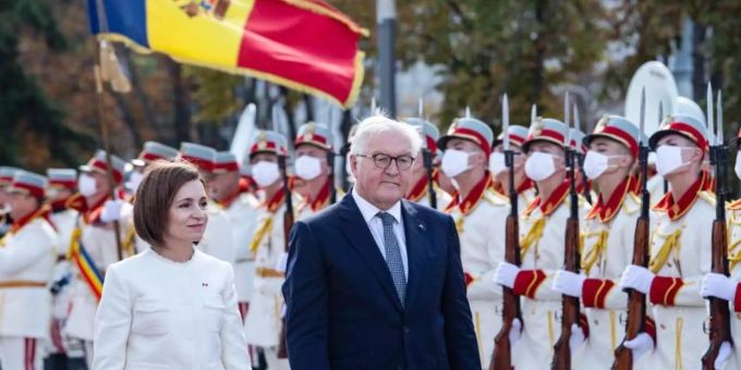 Bundespräsident Frank-Walter Steinmeier wird von Moldaus Präsdentin Maia Sandu in Chisinau mit militärischen Ehren begrüsst. Foto: Bernd von Jutrczenka/dpa Bundespräsident Frank-Walter Steinmeier wird von Moldaus Präsdentin Maia Sandu in Chisinau mit militärischen Ehren begrüsst. Foto: Bernd von Jutrczenka/dpa