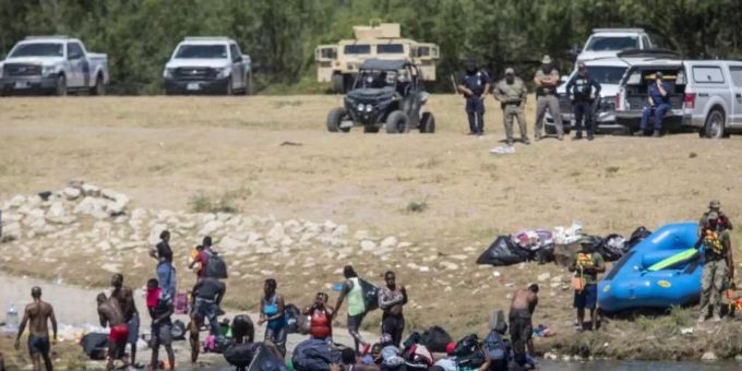 Migranten, die meisten aus Haiti, überqueren den Rio Grande von Ciudad Acuña, Mexiko, in Richtung Del Rio, Texas. Foto: Felix Marquez/AP/dpa Migranten, die meisten aus Haiti, überqueren den Rio Grande von Ciudad Acuña, Mexiko, in Richtung Del Rio, Texas. Foto: Felix Marquez/AP/dpa