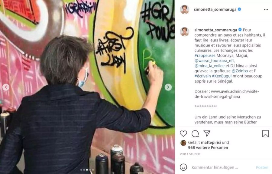 Die Schweizer Umweltministerin versucht sich auch gleich selbst beim Graffiti.