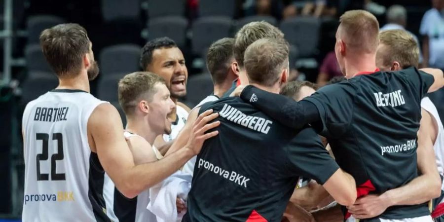 Nach dem Sieg über Kroatien glauben die deutschen Basketballer auch an ihre Chance gegen Brasilien. Foto: Tilo Wiedensohler/dpa