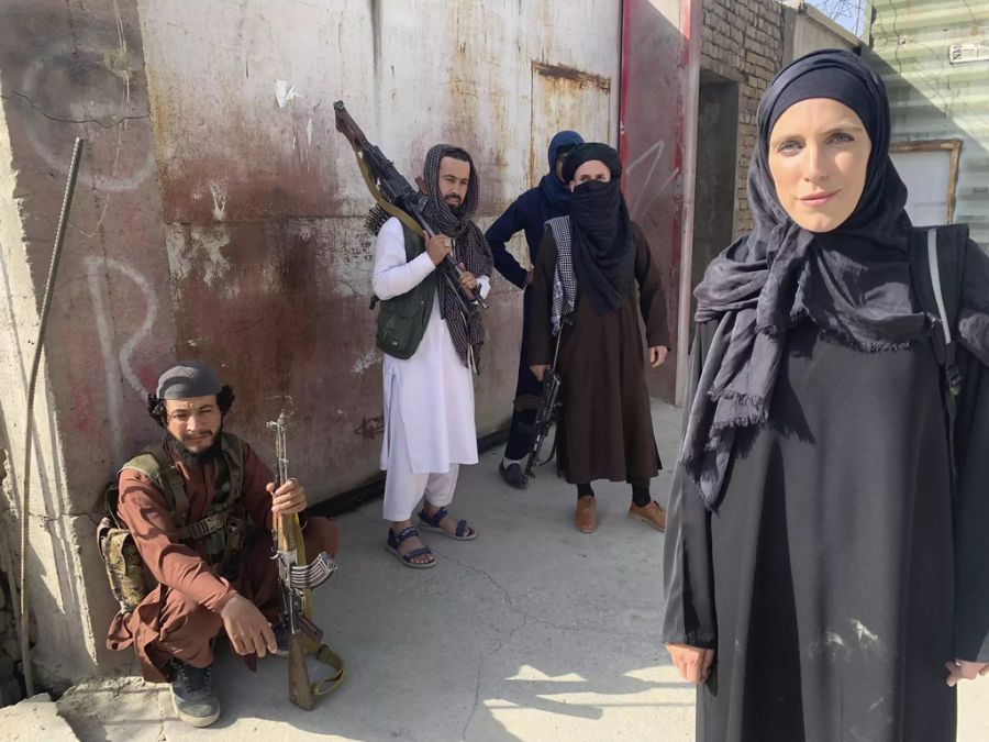 Seit in Kabul die Taliban an die Macht gekommen sind, muss sich Ward bei ihrer Arbeit verschleiern.