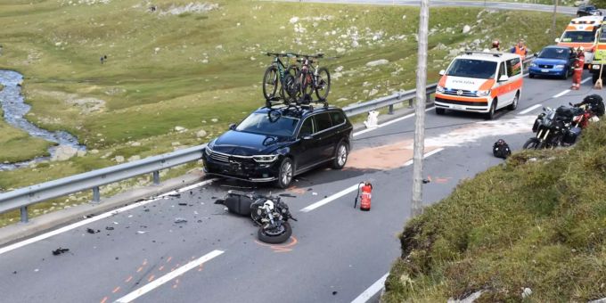 Am Mittwoch kollidierte auf dem Flüelapass ein Auto mit einem Motorrad. flüelapass frontalkollision