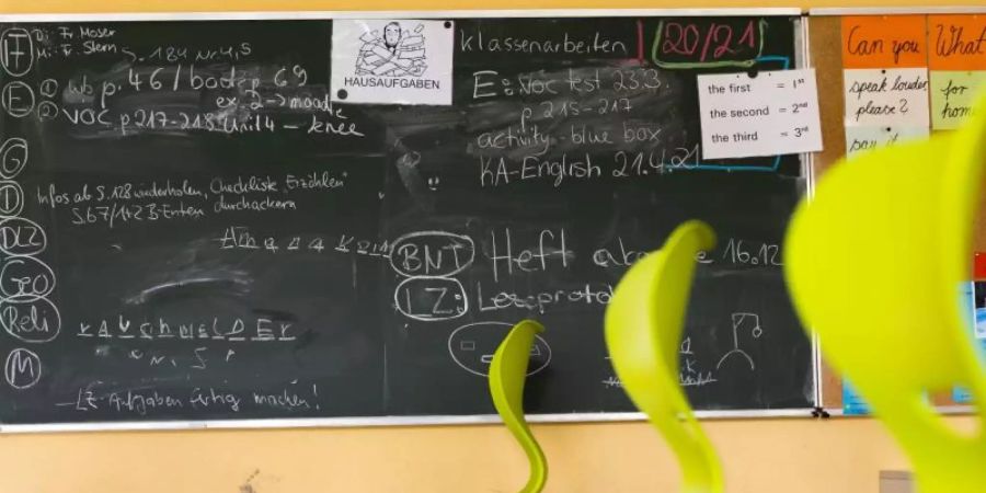 Stühle auf Tischen in einem leeren Klassenzimmer einer Realschule. Foto: Philipp von Ditfurth/dpa