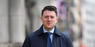 Haftstrafe verkürzt - Britischer Rechtsextremer Tommy Robinson vor Freilassung