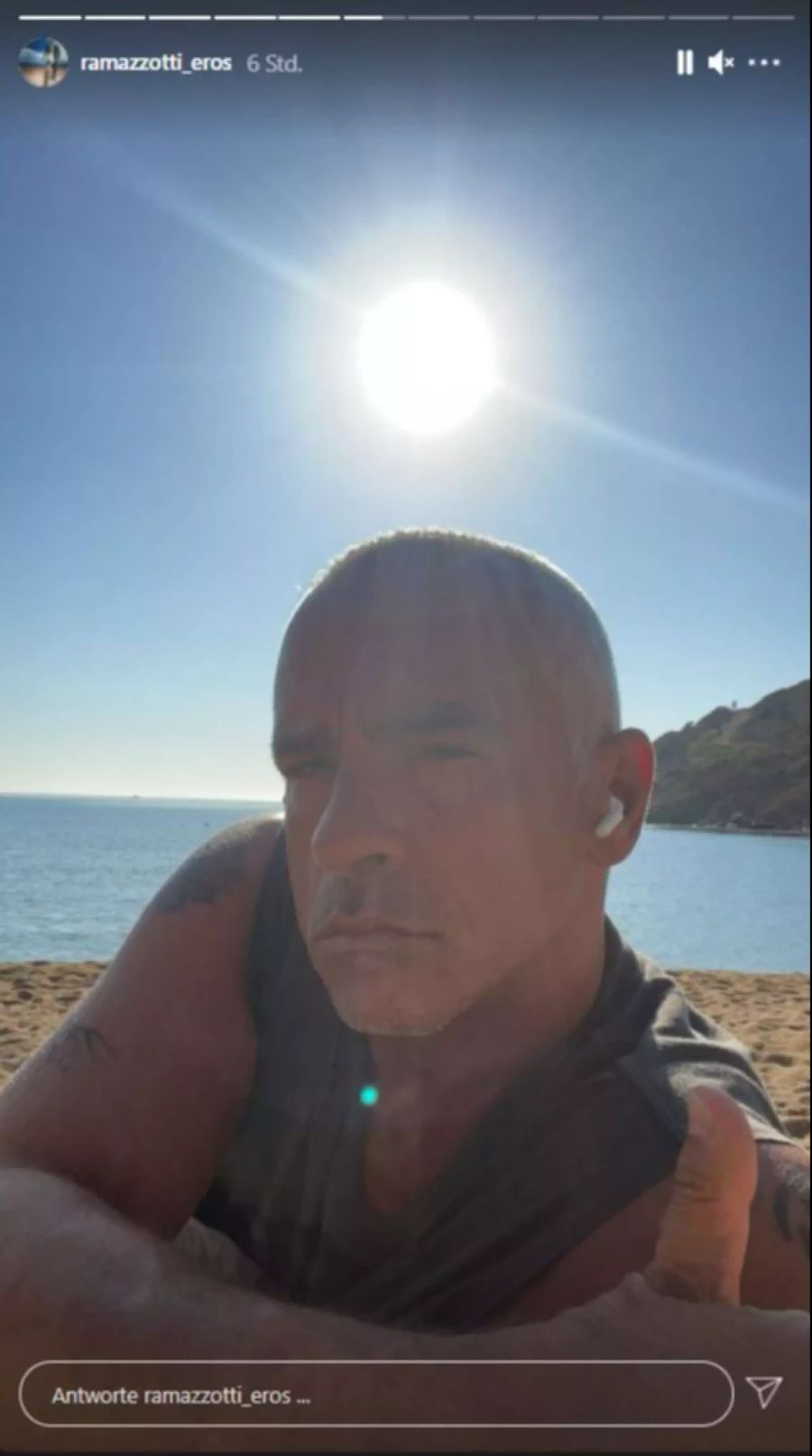 Eros Ramazzotti am Strand.