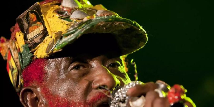 Lee «Scratch» Perry bei einem Auftritt im ungarischen Budapest 2011. Der berühmte jamaikanische Musiker ist im Alter von 85 Jahren gestorben. Foto: Balazs Mohai/MTI/dpa