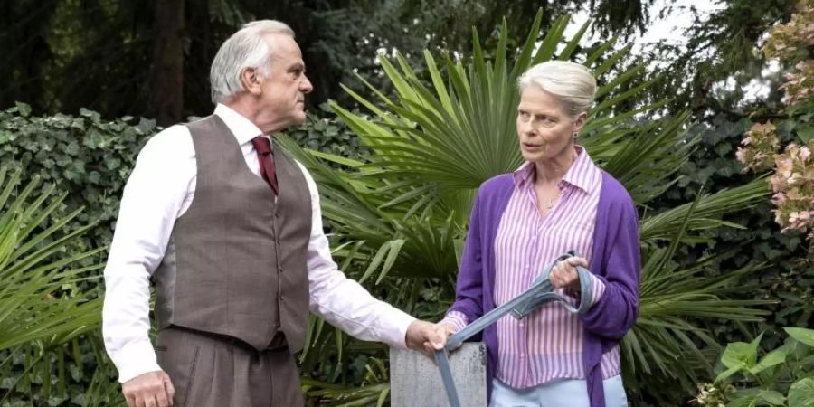 Konrad Seibold (Bernhard Schütz) und Frau Schöne (Corinna Kirchhoff) in einer Szene aus «Tatort: Wer zögert, ist tot». Foto: Bettina Müller/HR/Degeto/dpa