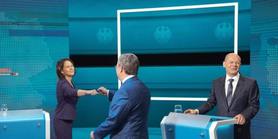 Die Kanzlerkandidaten Armin Laschet (M), Annalena Baerbock und Olaf Scholz vor der Sendung im TV-Studio in Berlin-Adlershof. Foto: Michael Kappeler/dpa Pool/dpa