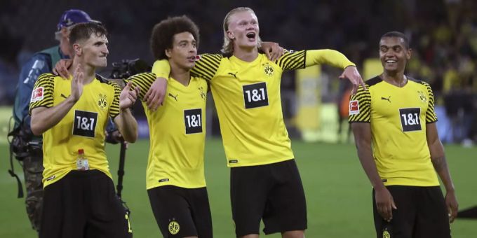 Meunier, Witsel, Haaland und Akanji feiern mit den Fans nach dem 3:2-Erfolg des BVB über Hoffenheim. bvb