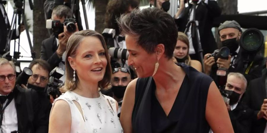 Jodie Foster mit ihrer Frau Alexandra Hedison auf dem roten Teppich in Cannes. Foto: Vianney Le Caer/Invision/dpa