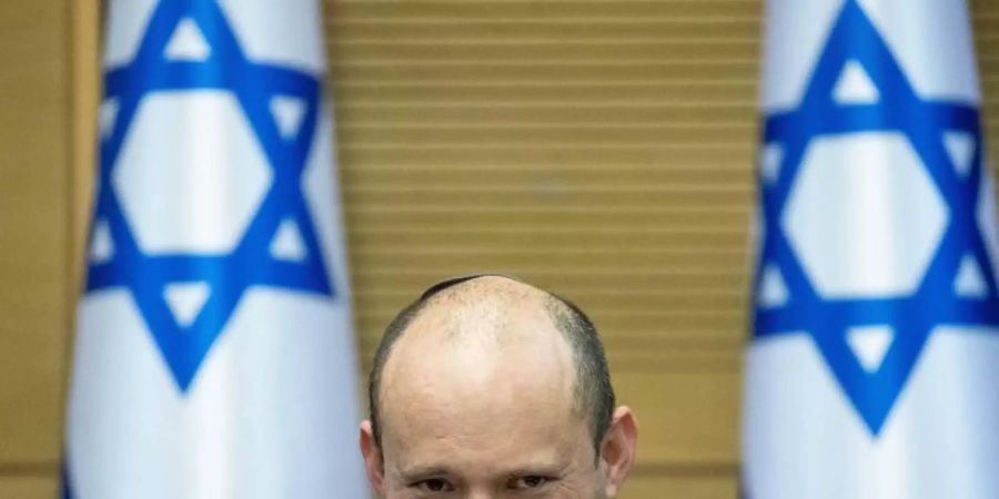 Naftali Bennett, Vorsitzender der israelischen ultrarechten Partei Jamina und designierter Premierminister, während der ersten Kabinettssitzung. Foto: JINI/XinHua/dpa