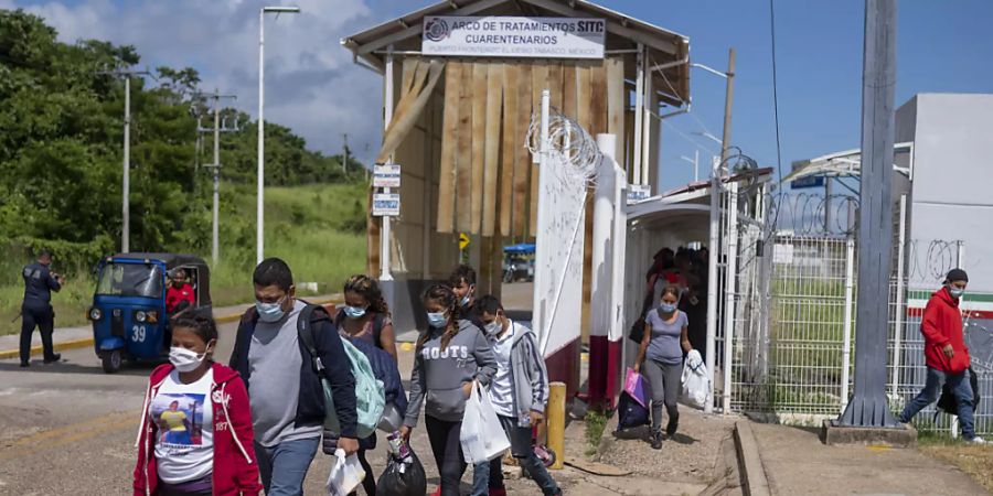 Abgeschobene Migranten kommen in El Ceibo an. Foto: Santiago Billy/AP/dpa