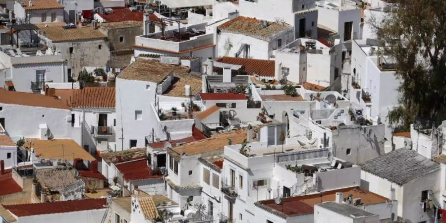 Aufgrund der hohen Corona-Infektionszahlen lässt die Regierung von Ibiza nun ausländische «Spione» illegale Partys aufspüren. Foto: Clara Margais/dpa/Archiv