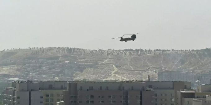 US-Armeehubschrauber über der Botschaft in Kabul US-Armeehubschrauber über der Botschaft in Kabul