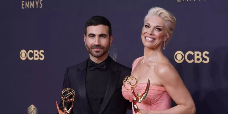 Der britische Schauspieler Brett Goldstein und die britische Schauspielerin Hannah Waddingham posieren auf dem roten Teppich der 73. Emmy Awards in Los Angeles. Foto: Chris Pizzello/Invision via AP/dpa