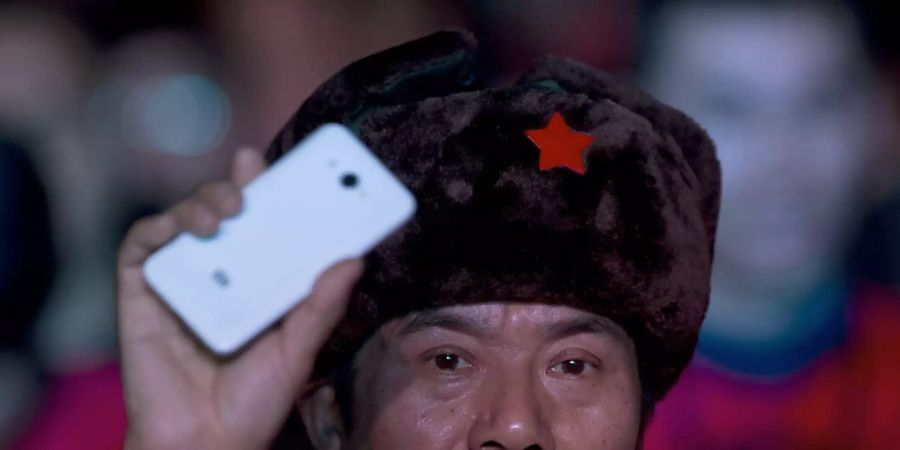 Litauen wirft dem Smartphone-Hersteller Xiaomi und anderen chinesischen Handy-Produzenten vor, Inhalte zu zensurieren. Im Bild ein Xiaomi-Fan in Peking. (Archivbild)