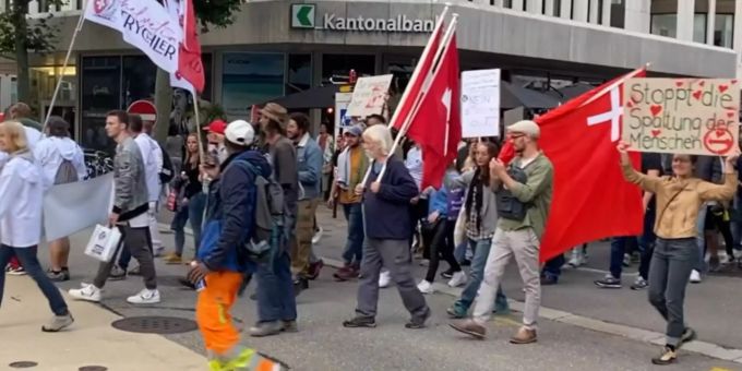 Gegner der Massnahmen des Bundesrates im Kampf gegen das Coronavirus laufen bei einer Demonstration am 25. August 2021 durch St. Gallen. Coronavirus Massnahmengegner