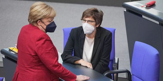 25.08.2021, Berlin: Bundeskanzlerin Angela Merkel (CDU) spricht mit Bundesverteidigungsministerin Annegret Kramp-Karrenbauer (CDU) bei der Sondersitzung des Bundestags zur Lage in Afghanistan. Sondersitzung des Bundestags