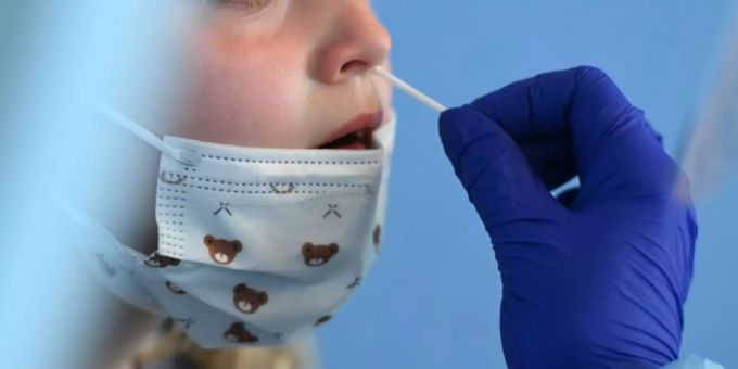 Corona-Schnelltest bei einem Mädchen Corona-Schnelltest bei einem Mädchen