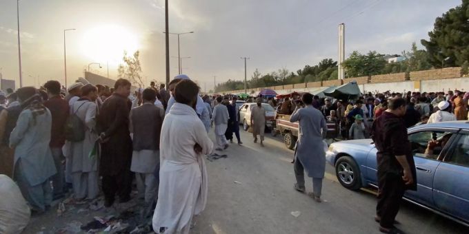 Am Flughafen von Kabul warten immer noch tausende Menschen auf eine Evakuierung. Kabul Flughafen