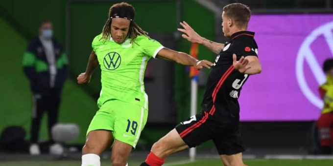 Wolfsburgs Kevin Mbabu (l) im Zweikampf mit Frankfurts Erik Durm. Foto: Swen Pförtner/dpa Wolfsburgs Kevin Mbabu (l) im Zweikampf mit Frankfurts Erik Durm. Foto: Swen Pförtner/dpa