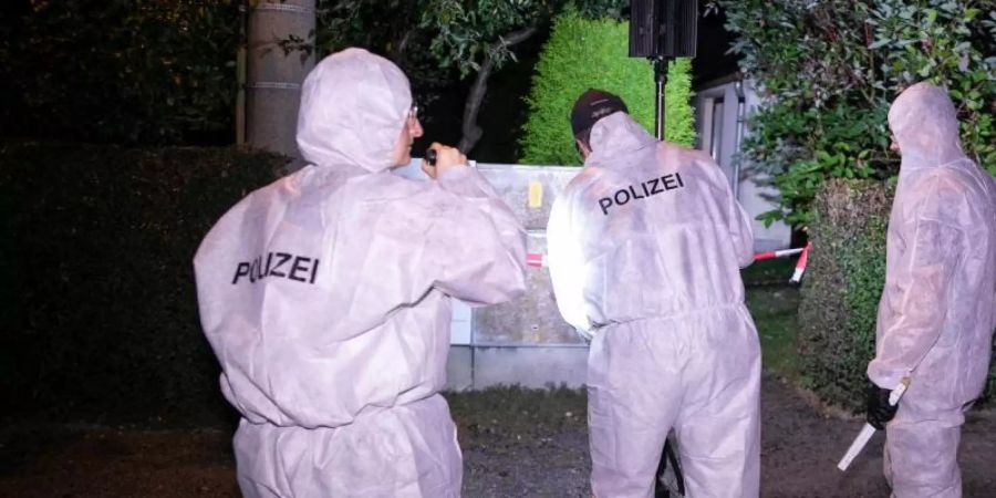 Die Kriminalpolizei hat die Ermittlungen aufgenommen und sichert Spuren. Foto: Tino Plunert/dpa-Zentralbild/dpa