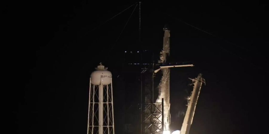 Eine SpaceX-«Falcon 9»-Rakete mit vier Privatpersonen an Bord hebt von der Rampe 39A des Kennedy Space Centers ab. Foto: Chris O'meara/AP/dpa