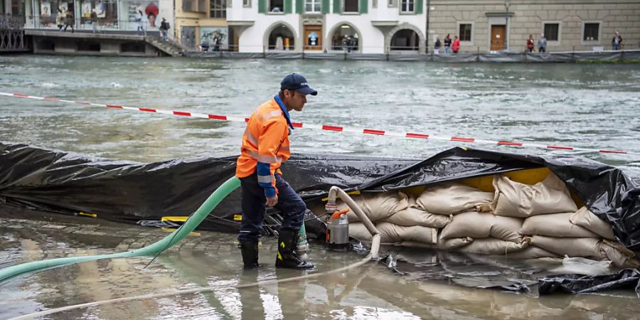 Die Hochwasserlage in der Schweiz hat sich über Nacht teilweise verschärft. In Luzern wurden deswegen am Freitag Brücken gesperrt.