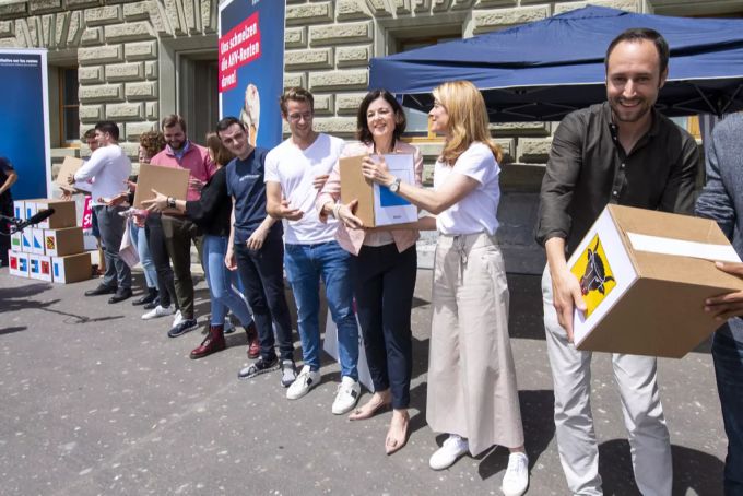 Auch FDP-Parlamentarier packen an bei der Einreichung für die Jungfreisinnigen (von rechts): Nationalrat Christian Wasserfallen, Parteipräsidentin Petra Gössi und die Nationalräte Regine Sauter und Andri Silberschmidt. Renteninitiative Gössi Wasserfallen