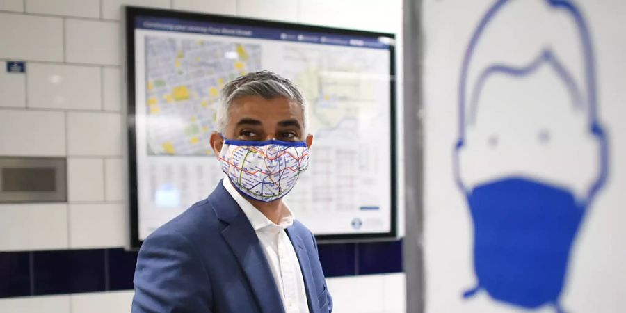 Sadiq Khan, Bürgermeister von London, steht vor seinem Rundgang in der Oxford Street an der U-Bahn-Station Bond. Foto: Stefan Rousseau/PA Wire/dpa