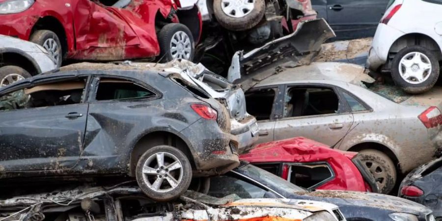 Beim Unwetter zerstörte Autos sind in Bad Neuenahr-Ahrweiler auf einem provisorischen Schrottplatz gestapelt. Foto: Marius Becker/dpa