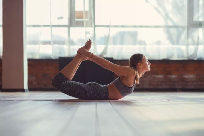 Yoga kann die Schmerzen lindern und den Alltagsstress vergessen lassen. Yoga