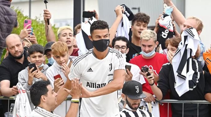 Cristiano Ronaldo wird bei seiner Rückkehr nach Turin von Juventus-Fans empfangen. Cristiano Ronaldo