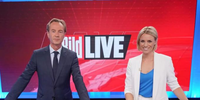 Thomas Kausch und Sandra Kuhn, Moderatoren «Bild Live», stehen im Studio des TV-Senders «Bild». Der neue TV-Sender «Bild» des Medienkonzerns Axel Springer ist nun auf Sendung. Foto: Jörg Carstensen/dpa Thomas Kausch und Sandra Kuhn, Moderatoren «Bild Live», stehen im Studio des TV-Senders «Bild». Der neue TV-Sender «Bild» des Medienkonzerns Axel Springer ist nun auf Sendung. Foto: Jörg Carstensen/dpa