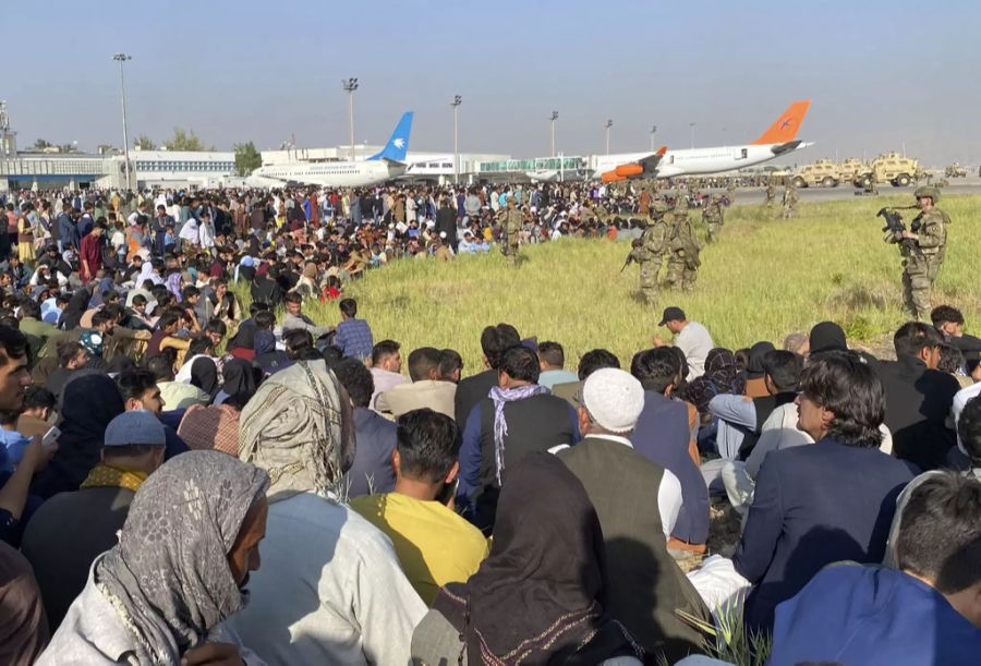 Die US-Truppen haben den Kreis um den Flughafen von Kabul erweitert.