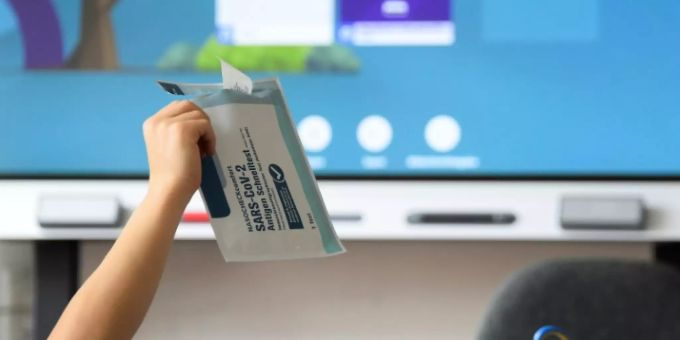 Grundschulkind in Berlin mit Corona-Schnelltest Grundschulkind in Berlin mit Corona-Schnelltest