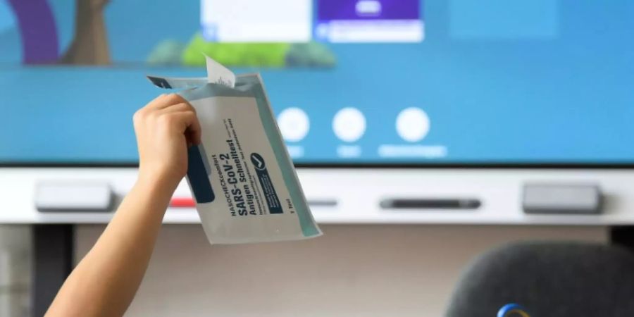Grundschulkind in Berlin mit Corona-Schnelltest