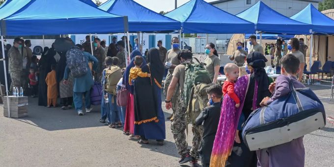 Afghanische Flüchtlinge, die aus Kabul evakuiert wurden, stellen sich nach ihrer Ankunft auf der Air Base Ramstein zur Abfertigung auf. Die Air Base Ramstein stellt im Rahmen der Operation «Allies Refuge» vorübergehend Unterkünfte für Evakuierte aus Afghanistan zur Verfügung. Photo: Ssgt. Emma James Conflict in Afghanistan