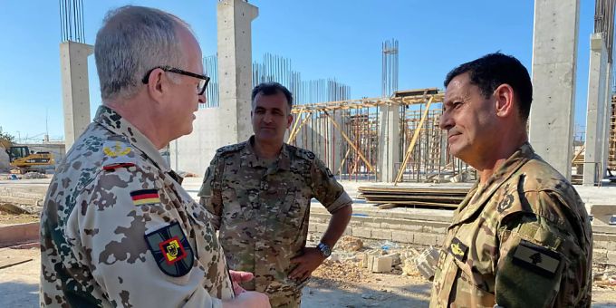 Eberhard Zorn (l), Generalinspekteur der Bundeswehr, rät vor dem Hintergrund von Spannungen im Nahen Osten zu einer verstärkten Unterstützung für die libanesischen Streitkräfte. Foto: Carsten Hoffmann/dpa Eberhard Zorn (l), Generalinspekteur der Bundeswehr, rät vor dem Hintergrund von Spannungen im Nahen Osten zu einer verstärkten Unterstützung für die libanesischen Streitkräfte. Foto: Carsten Hoffmann/dpa